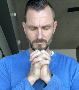 Homo Money praying